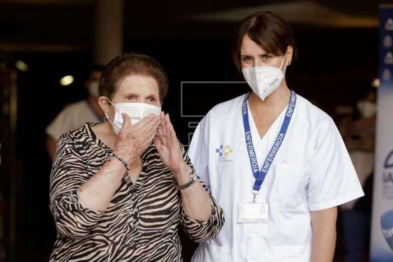 Foto de archivo de Doria Ramos González (i), de 84 años, la primera persona a la que se administró la vacuna contra el coronavirus en Canarias (Foto EFE / Ramón de la Rocha)